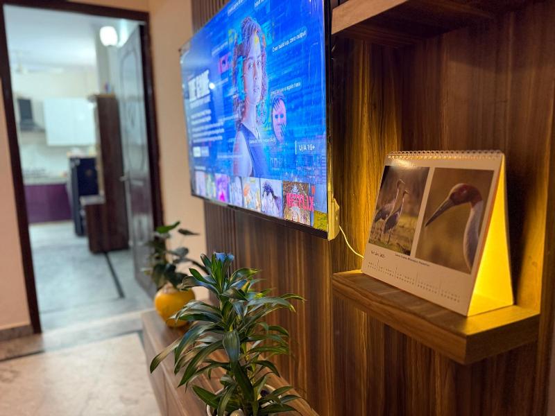 Comfort Stay near CyberHub - 300 Mbps WiFi - 1BHK - image 41