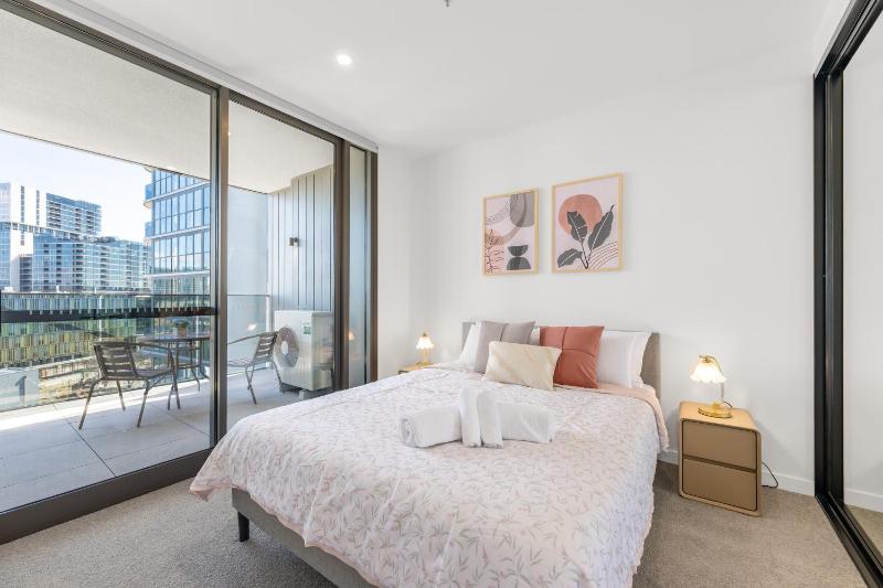 Central Woden Stay Near Hospital CIT Pool - image 15