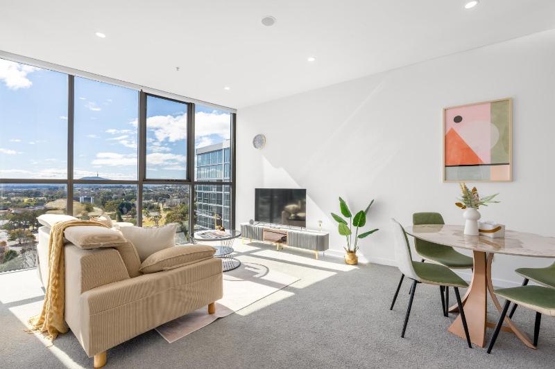 Sunny Central Woden AptHospital CIT  Pool - image 15