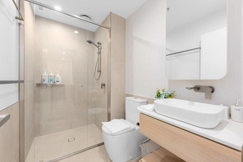Chic Woden Apt Near Hospital Westfield w Pool - image 9