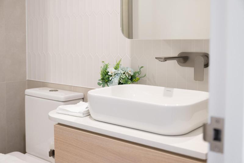 Chic Woden Apt Near Hospital Westfield w Pool - image 3