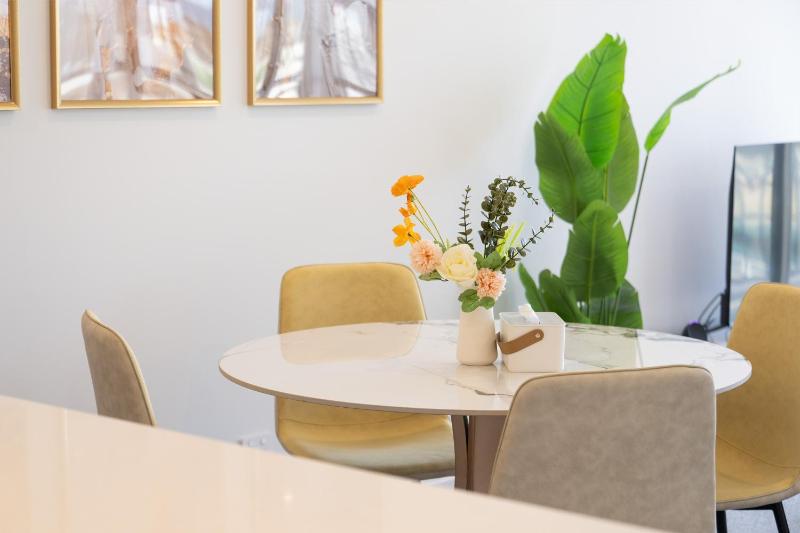 Chic Woden Apt Near Hospital Westfield w Pool - image 11