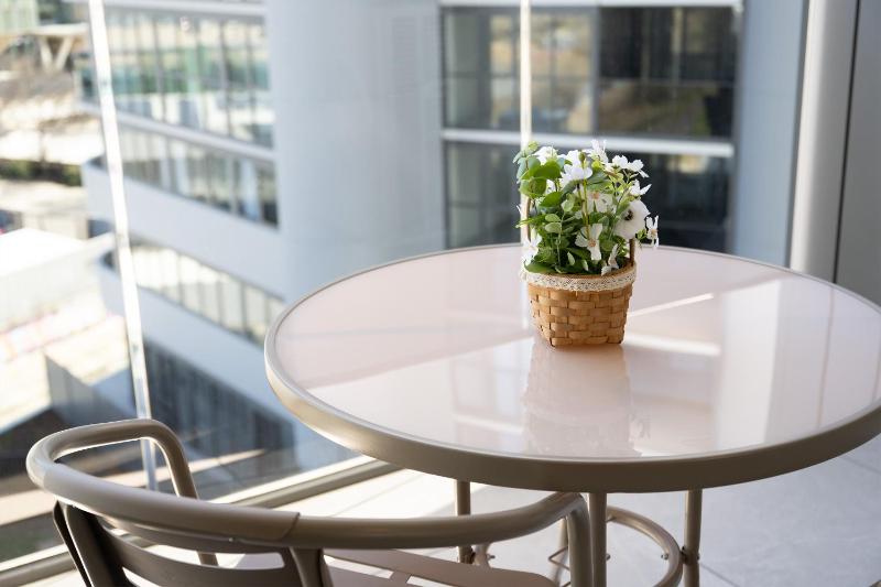 Chic Woden Apt Near Hospital Westfield w Pool - image 12
