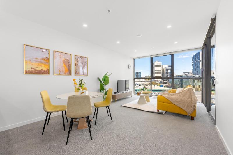 Chic Woden Apt Near Hospital Westfield w Pool - image 16
