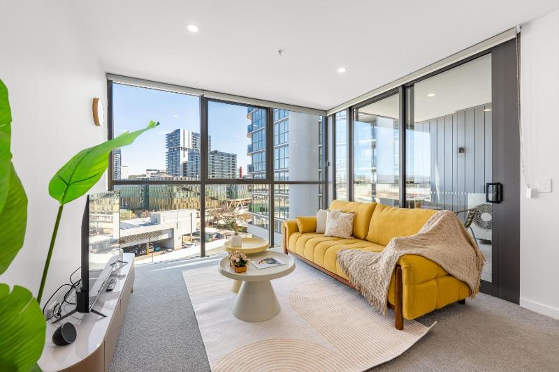 Chic Woden Apt Near Hospital Westfield w Pool - image 1