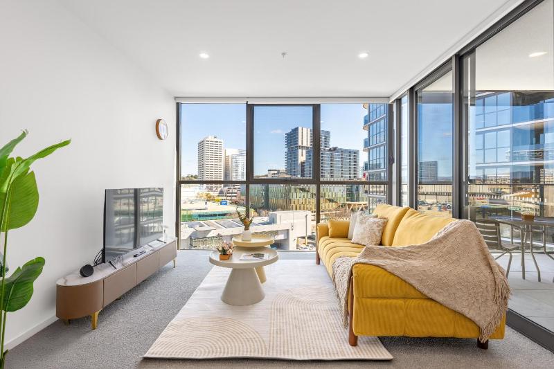 Chic Woden Apt Near Hospital Westfield w Pool - image 13