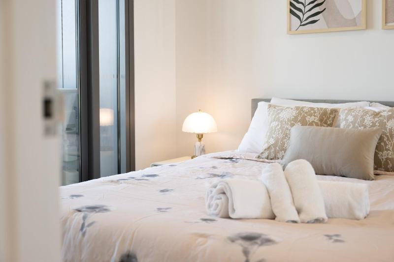 Chic Woden Apt Near Hospital Westfield w Pool - image 4
