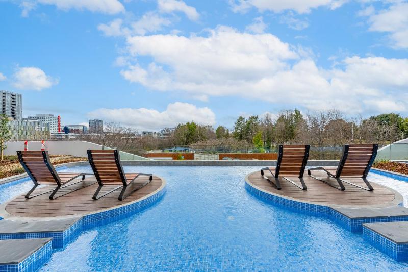 Chic Woden Apt Near Hospital Westfield w Pool - image 15