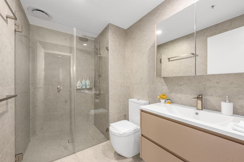 Sunny Woden Apt Near Hospital Mall w Parking - image 7