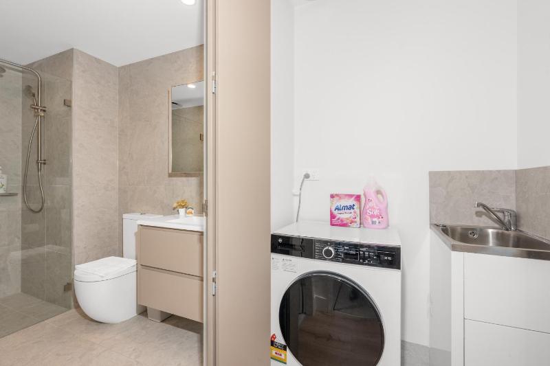 Sunny Woden Apt Near Hospital Mall w Parking - image 6