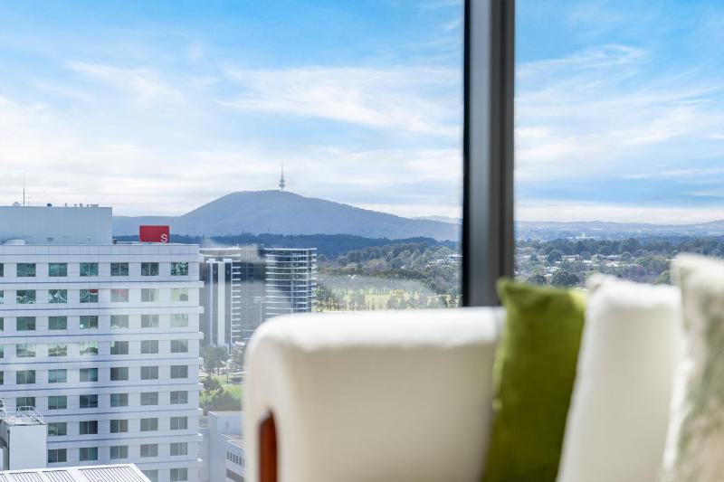 Sunny Woden Apt Near Hospital Mall w Parking - image 3
