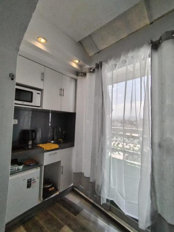 Estudio Funcional con Cama Queen Cocina y Terraza - image 2