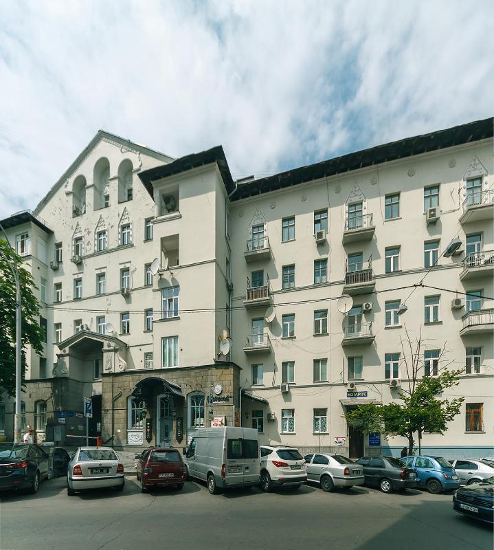 3 bedroom beautiful apartment on Sofievskaya Square centre image 3