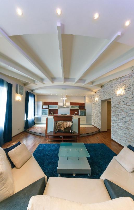 3 bedroom beautiful apartment on Sofievskaya Square centre image 2