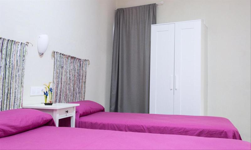 Twin Room with Shared Bathroom image 4