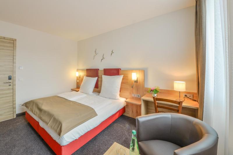 Double Room image 4