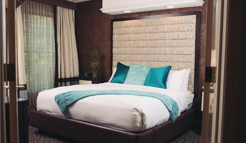 KING ONE BEDROOM SUITE image 2