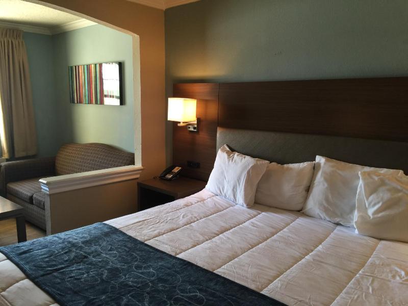 Standard King Room image 4