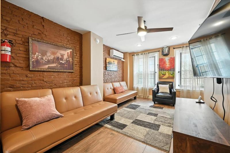 Spacious Family Home in Philadelphia - image 11