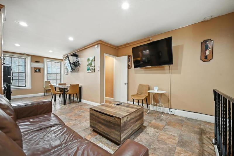 Spacious Family Home in Philadelphia - image 14