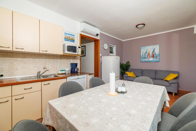 Apartment Renata - image 9
