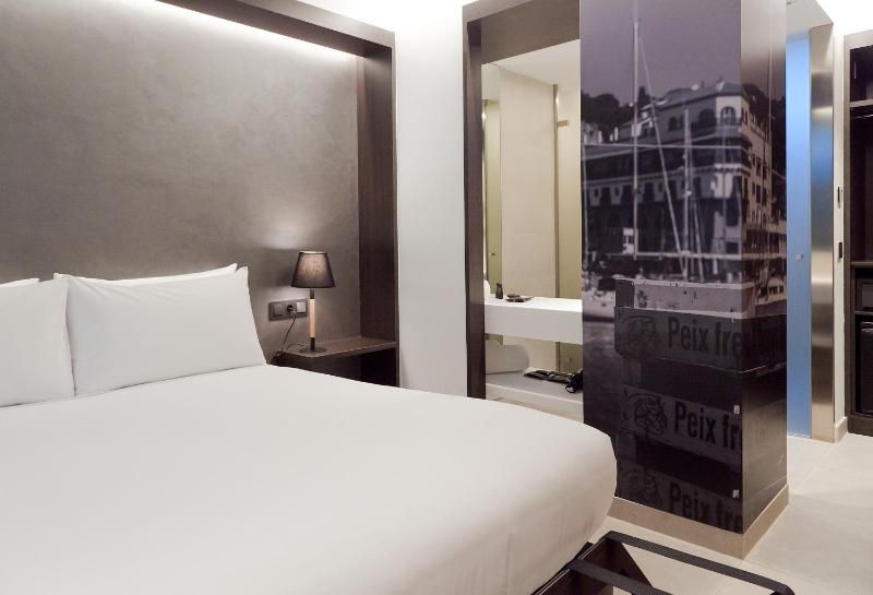 Double Room image 3