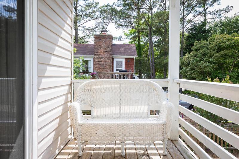 Short Walk to Beach Coastal Home in Heart of NH - image 4
