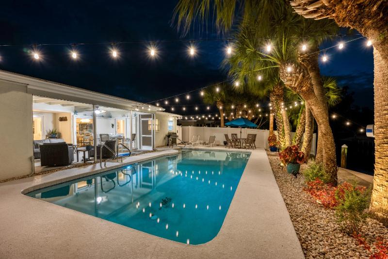 Siesta Key Waterfront Oasis - Heated Pool Dock Walk to Village & Beach - image 21