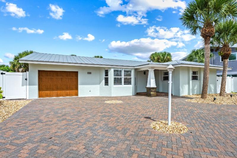 Siesta Key Waterfront Oasis - Heated Pool Dock Walk to Village & Beach - image 22
