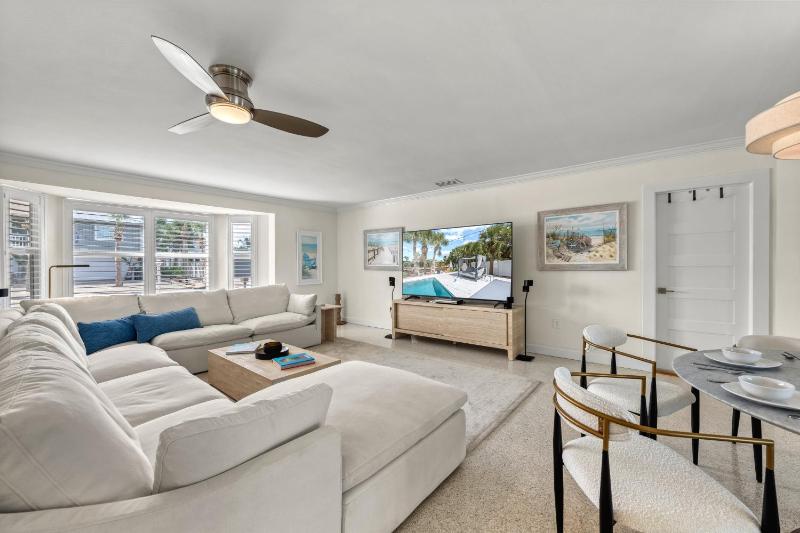 Siesta Key Waterfront Oasis - Heated Pool Dock Walk to Village & Beach - image 18