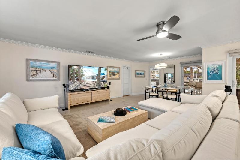 Siesta Key Waterfront Oasis - Heated Pool Dock Walk to Village & Beach - image 5