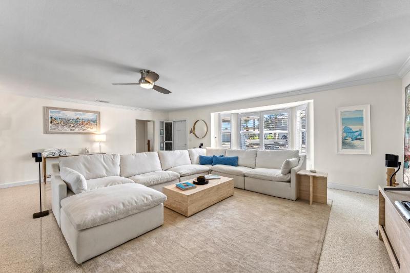 Siesta Key Waterfront Oasis - Heated Pool Dock Walk to Village & Beach - image 34