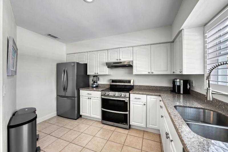 Siesta Key Waterfront Oasis - Heated Pool Dock Walk to Village & Beach - image 36
