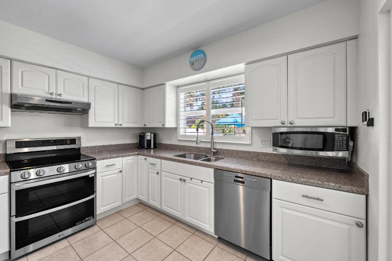 Siesta Key Waterfront Oasis - Heated Pool Dock Walk to Village & Beach - image 9