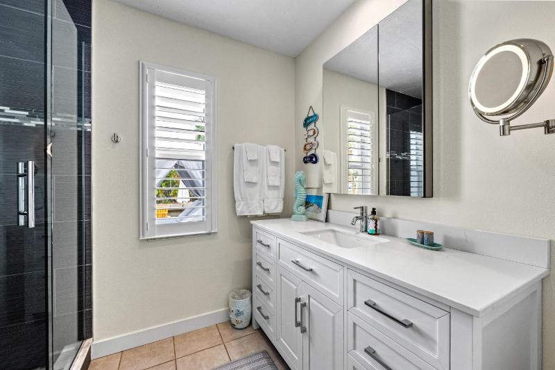 Siesta Key Waterfront Oasis - Heated Pool Dock Walk to Village & Beach - image 17