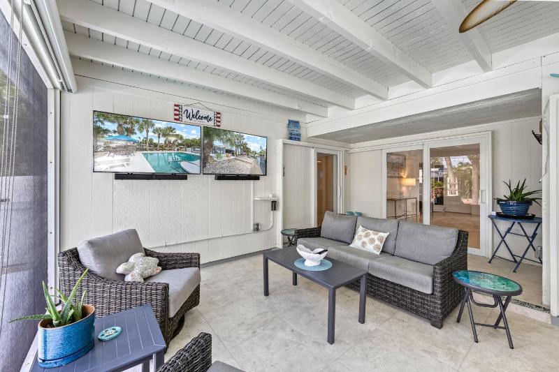 Siesta Key Waterfront Oasis - Heated Pool Dock Walk to Village & Beach - image 13