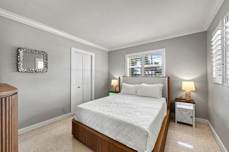 Siesta Key Waterfront Oasis - Heated Pool Dock Walk to Village & Beach - image 30