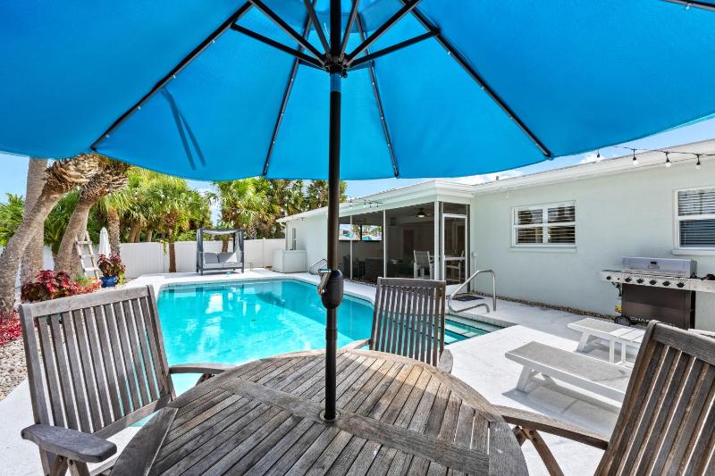 Siesta Key Waterfront Oasis - Heated Pool Dock Walk to Village & Beach - image 28