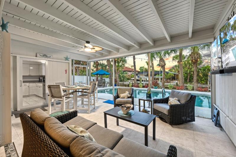 Siesta Key Waterfront Oasis - Heated Pool Dock Walk to Village & Beach - image 45