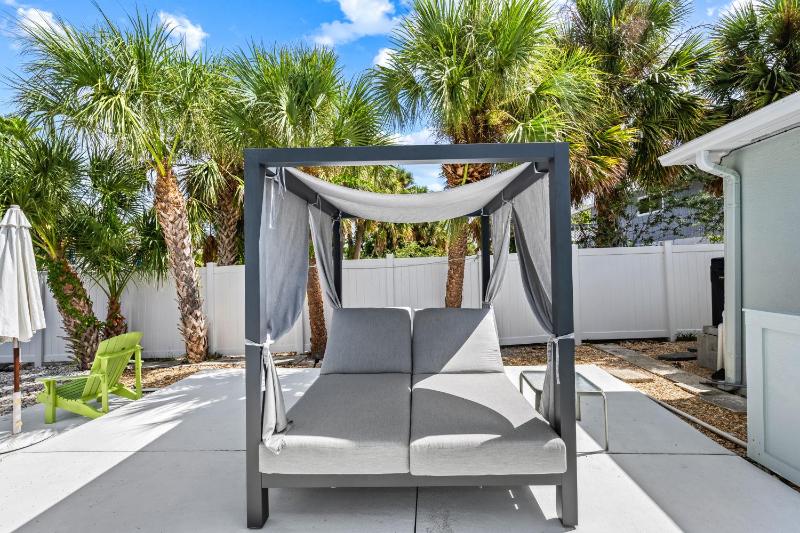 Siesta Key Waterfront Oasis - Heated Pool Dock Walk to Village & Beach - image 16