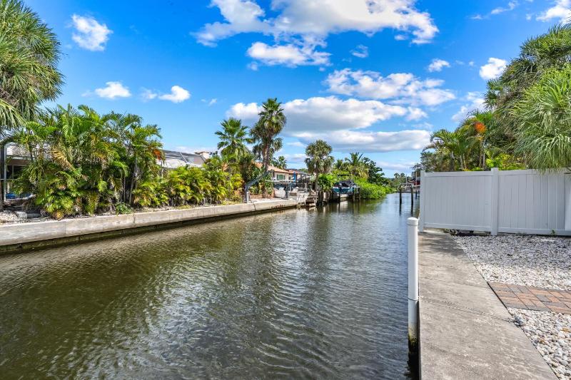Siesta Key Waterfront Oasis - Heated Pool Dock Walk to Village & Beach - image 20