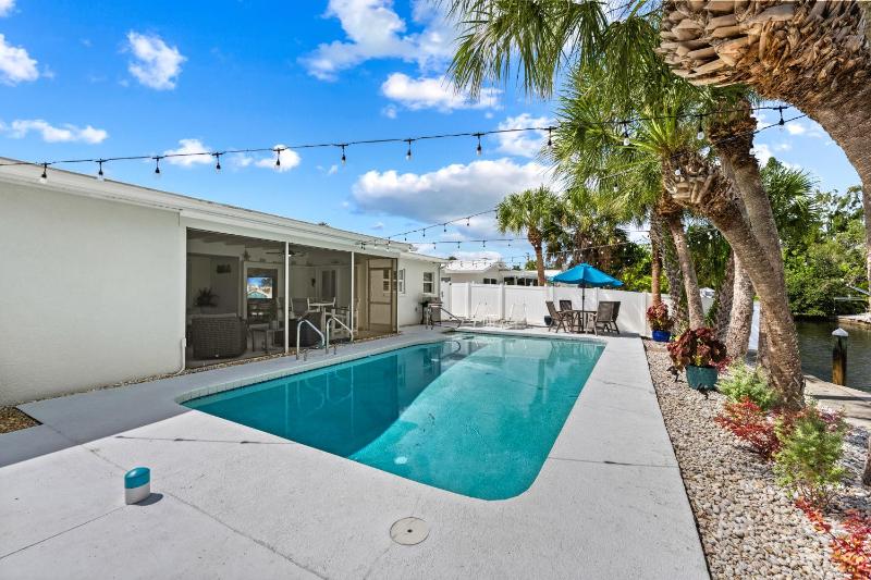 Siesta Key Waterfront Oasis - Heated Pool Dock Walk to Village & Beach - image 15