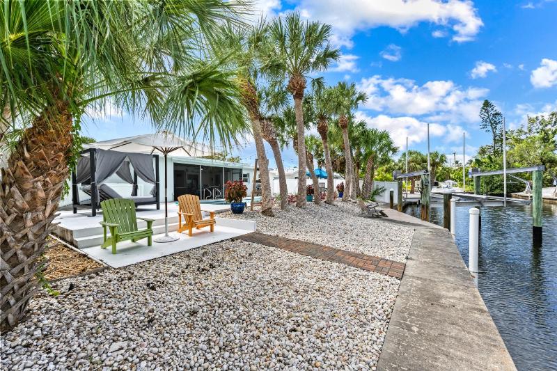 Siesta Key Waterfront Oasis - Heated Pool Dock Walk to Village & Beach - image 27
