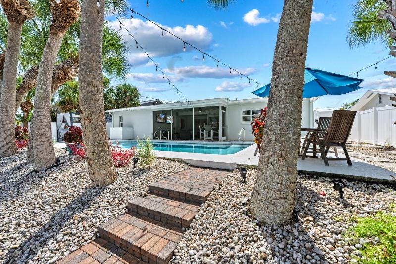 Siesta Key Waterfront Oasis - Heated Pool Dock Walk to Village & Beach - image 29