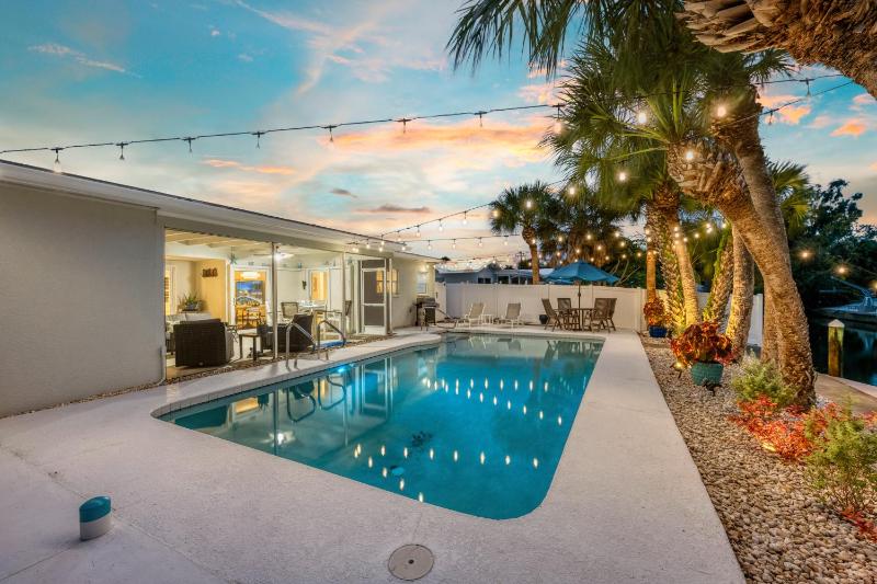 Siesta Key Waterfront Oasis - Heated Pool Dock Walk to Village & Beach - image 38