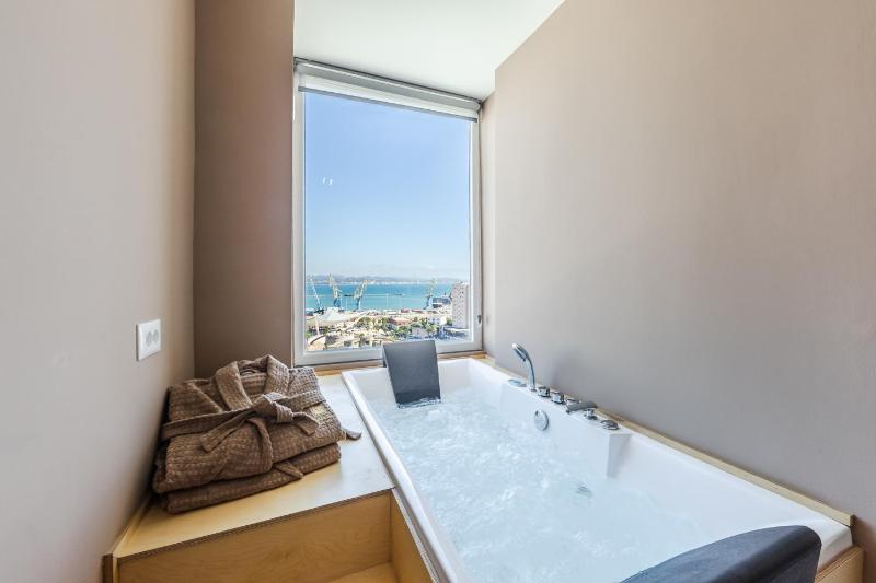 Marina Jacuzzi Suites by Premium Selection - image 9