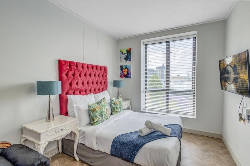 OneRosebank Signature Studio Apartment - image 4