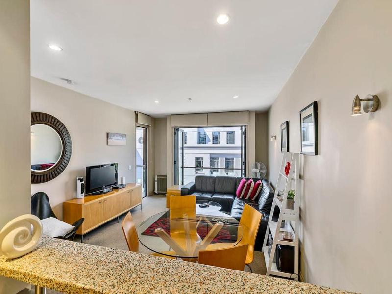Enormous CBD 1BR Unit with Parking by Zodiak Stays - image 15