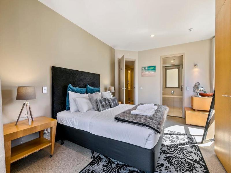 Enormous CBD 1BR Unit with Parking by Zodiak Stays - image 8