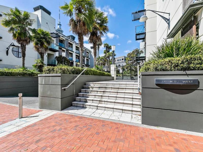Enormous CBD 1BR Unit with Parking by Zodiak Stays - image 14